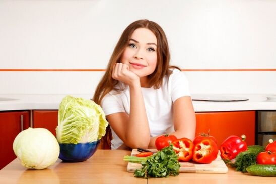 فتاة على طاولة مع الخضار